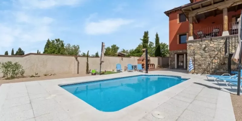 Piscina, jardín y barbacoa Piscina, jardín y barbacoa