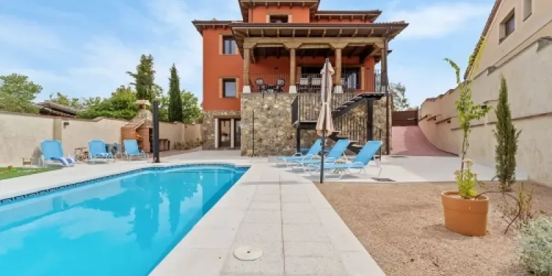 Piscina y jardín Piscina y jardín
